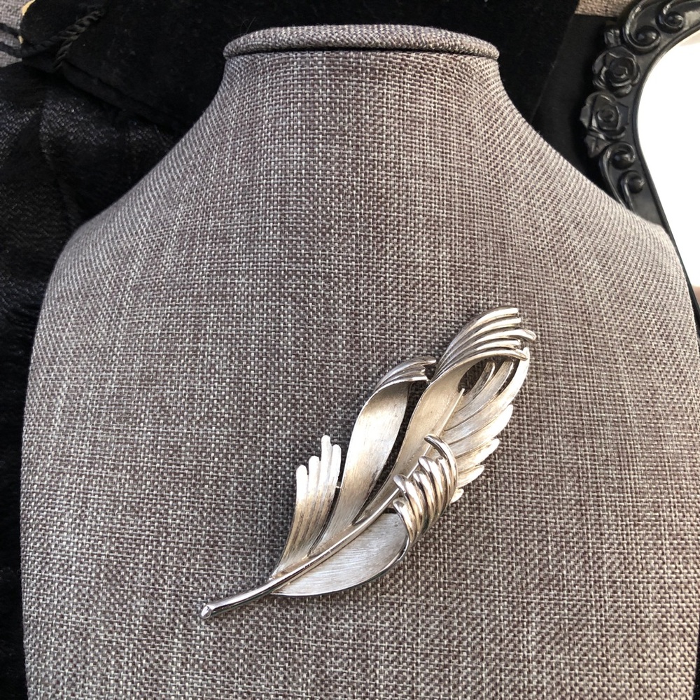 Vintage Crown Trifari silver tone leaf brooch